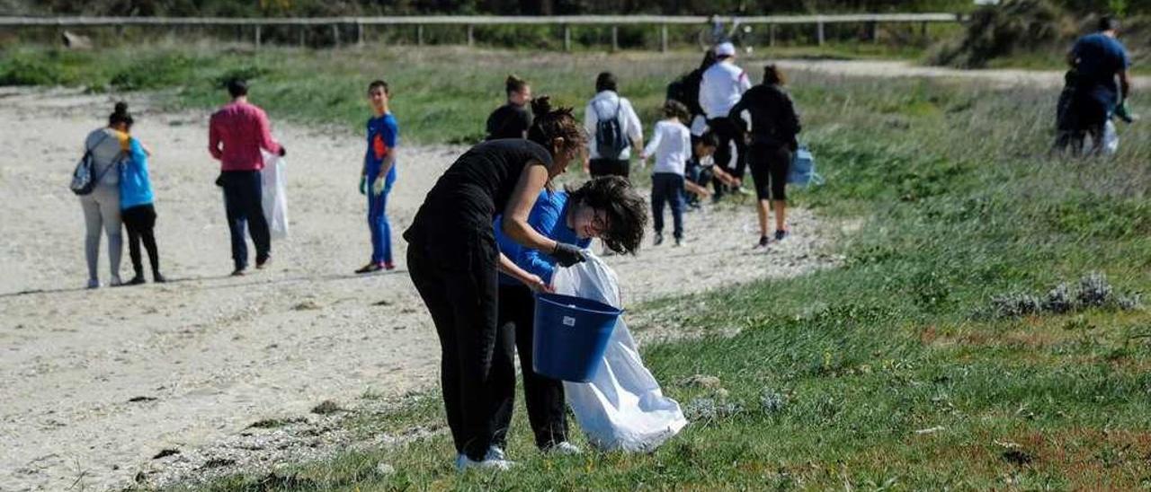 Limpieza de playas celebrada a principios del mes de abril en el parque de Carreirón. // Iñaki Abella