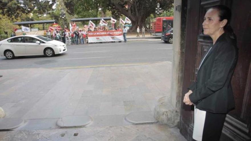 Pilar de la Oliva, ayer, ante una protesta sindical por los recortes en los juzgados.