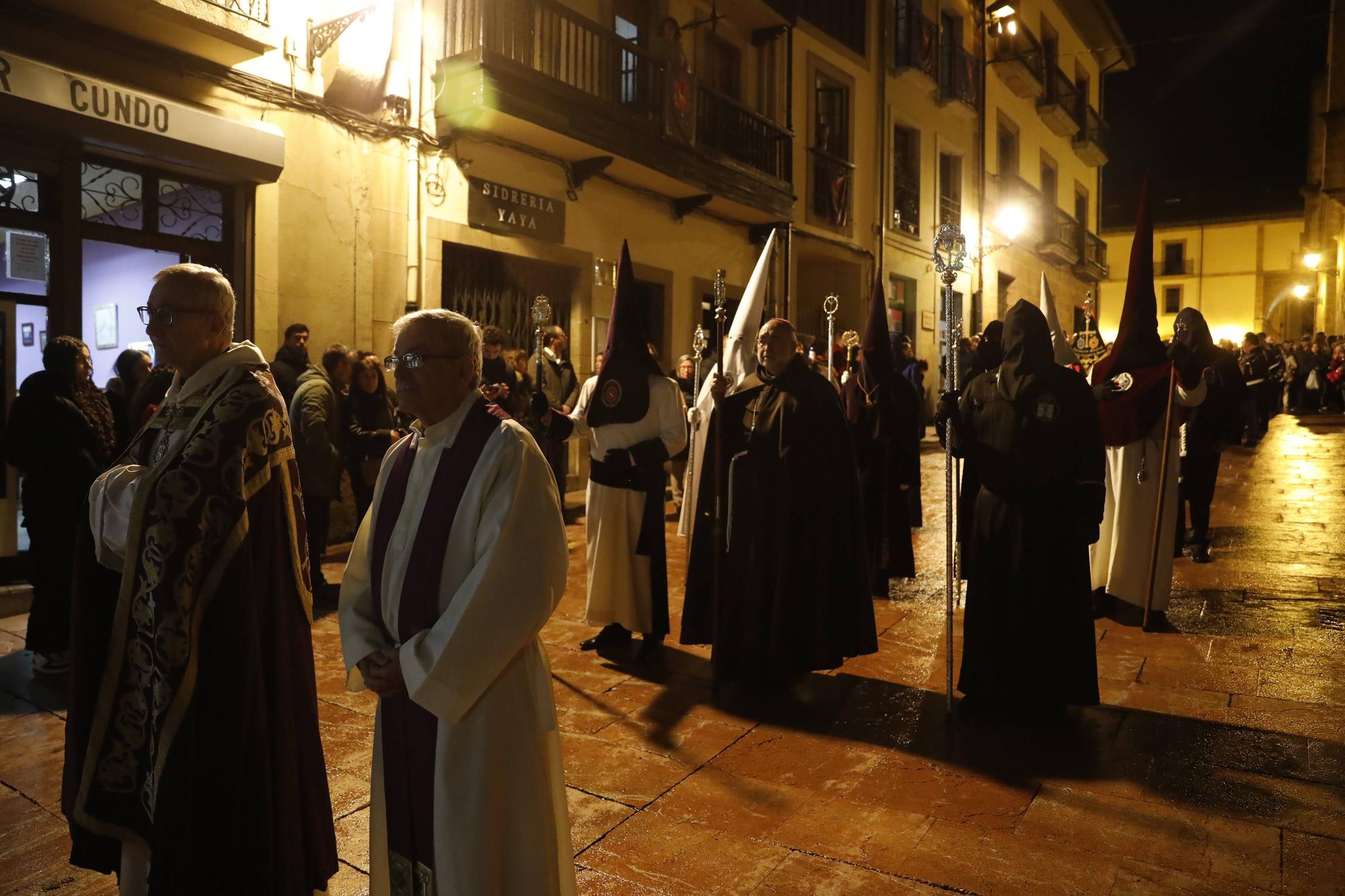 En imágenes | Procesión del Silencio por la calles de Oviedo