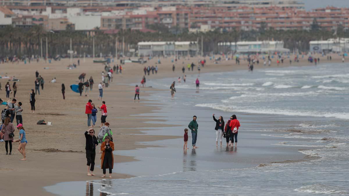 Ximo Puig contempla "la posibilidad real" de utilizar las playas en verano