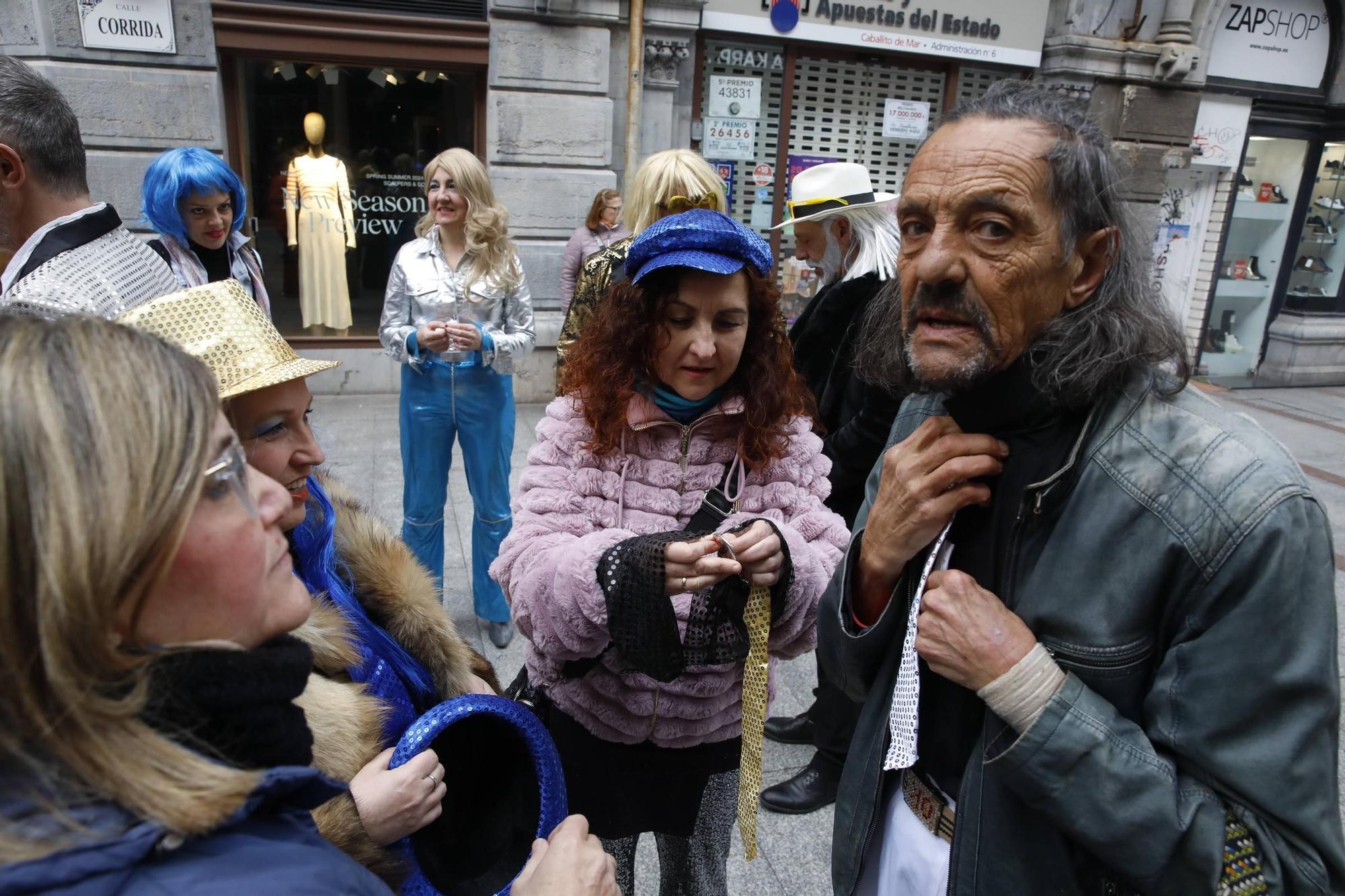 El multitudinario homenaje a ABBA en Gijón de la mano de Robert Taboada y sus bailarines aficionados, en imágenes