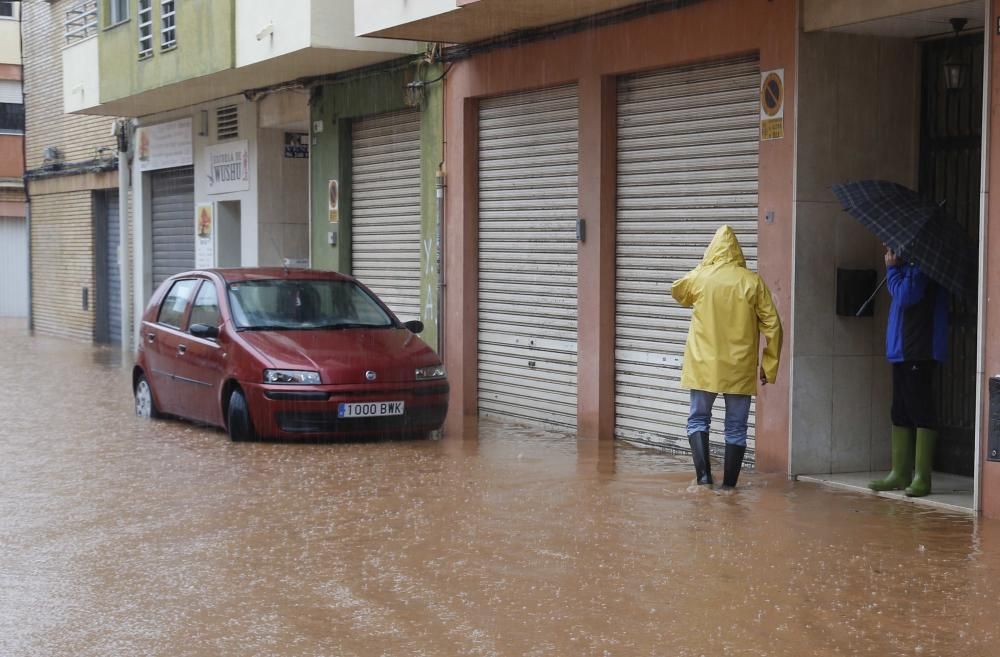 Consecuencias de la tromba de agua caída en Alzira esta pasada madrugada y esta mañana.