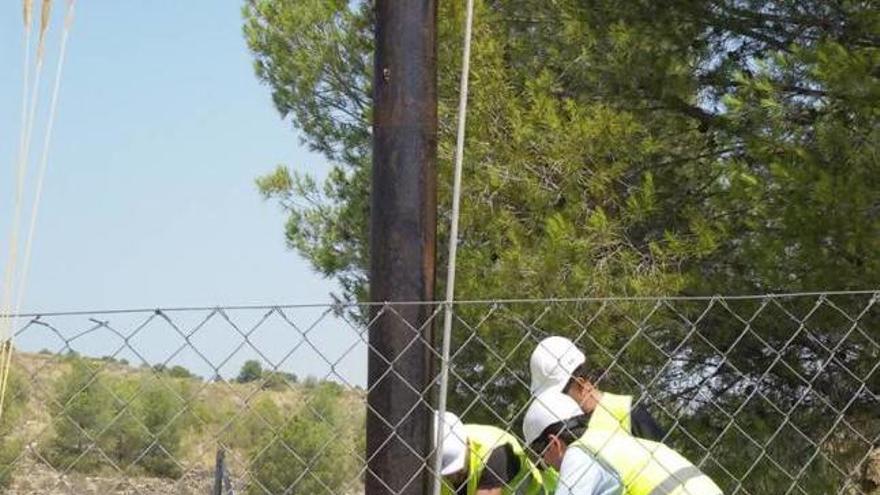 Poniendo a punto uno de los pozos de sequía de la cuenca.