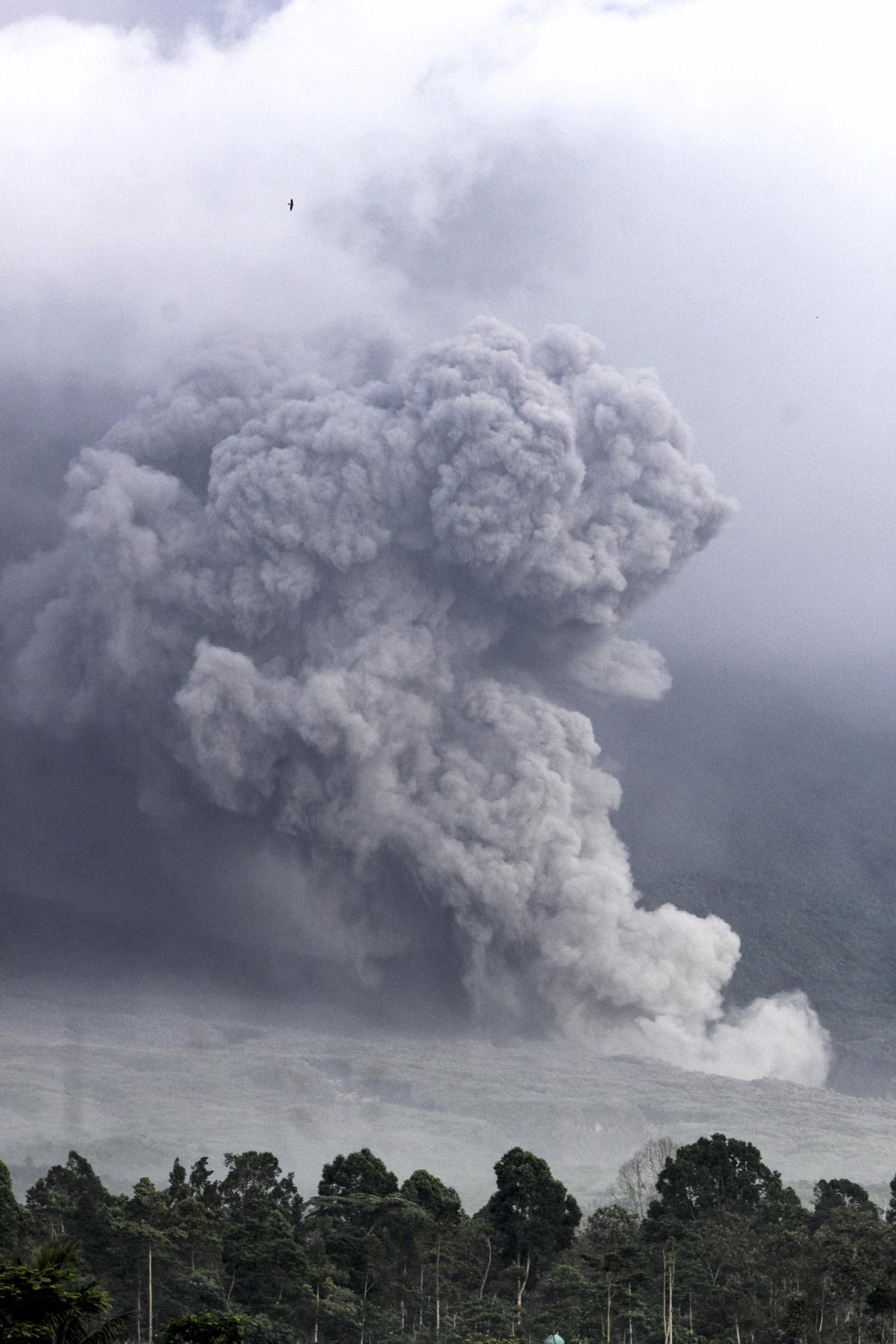 La isla de Java (Indonesia), en alerta por la erupción del volcán Semeru