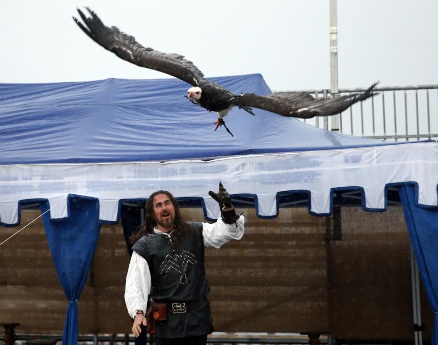 La tormenta de agua que se desató a media tarde obligo a cerrar de manera precipitada la celebración en Baiona y suspender la representación del hito histórico.