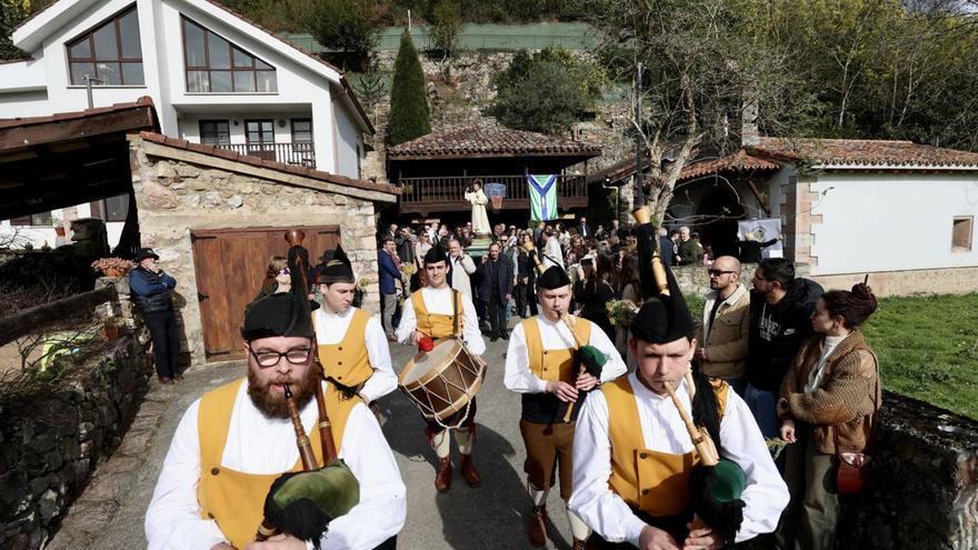 En primer término, la Banda de Gaites «Sotorrei», abriendo la procesión, con el paso de San Juan de Mata llevado por los vecinos detrás. | Irma Collín