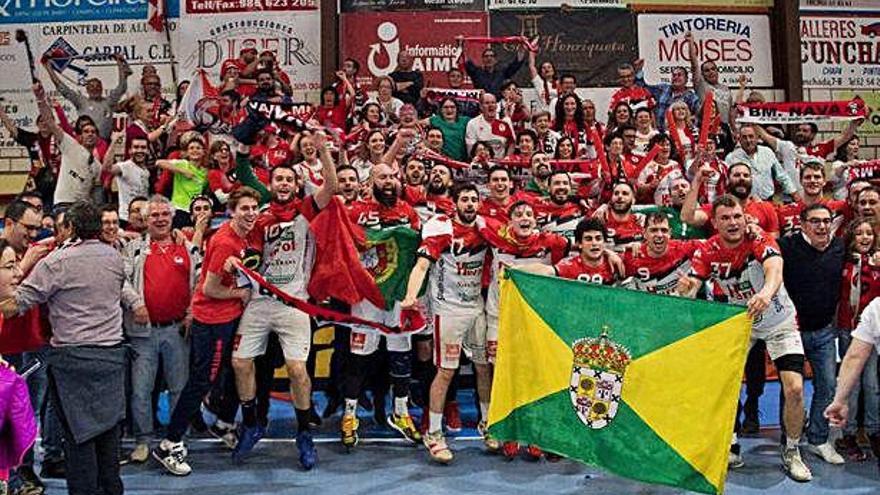 Plantilla y afición del Balonmano Navas celebran el ascenso a Liga Asobal.