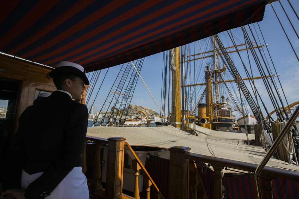 El Amerigo Vespucci atraca en Alicante