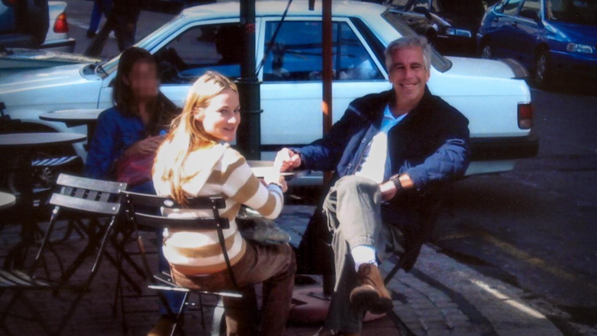 Jeffrey Epstein, junto a una de sus víctimas, en un fotograma de la serie documental de Netflix.