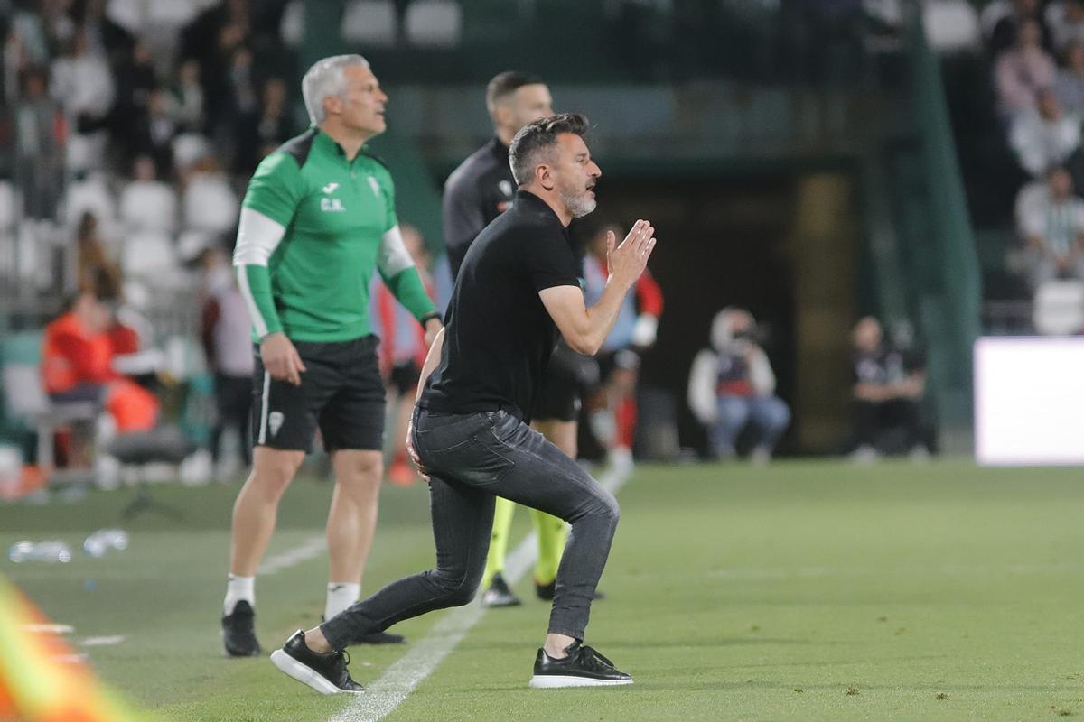 Iván Ania, dando indicaciones a sus futbolistas durante el encuentro ante el Mirandés.