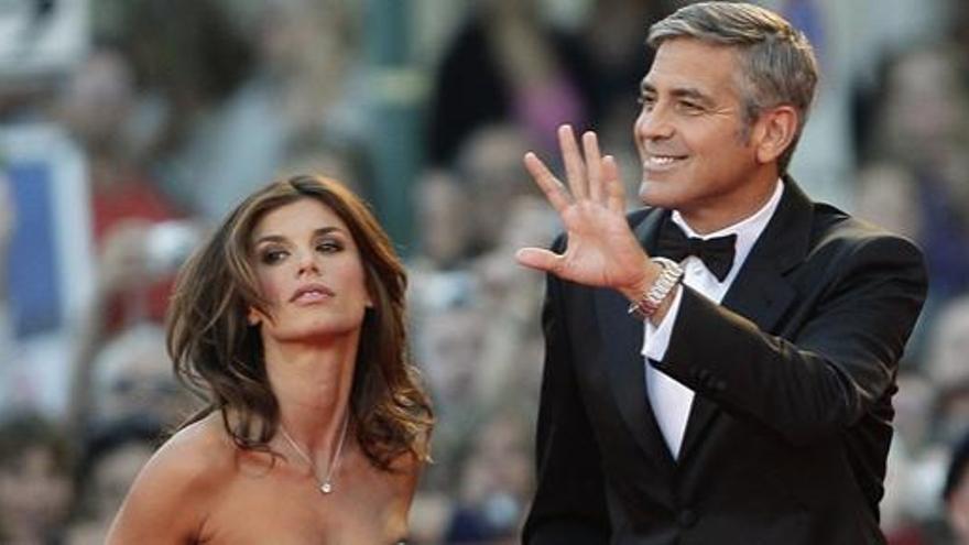 George Clooney y su pareja, Elisabetta Canalis, en Venecia en 2009.