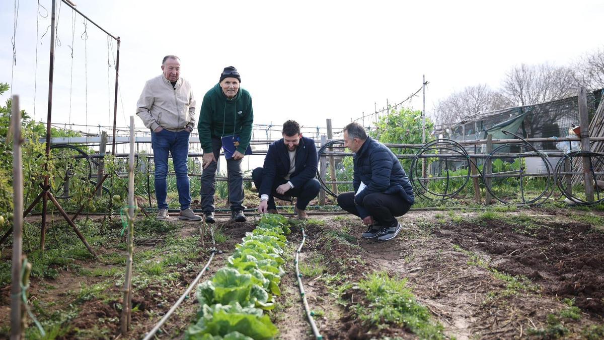 El concejal de Agricultura, Fran Capdevila, en una visita a los huertos de ocio.