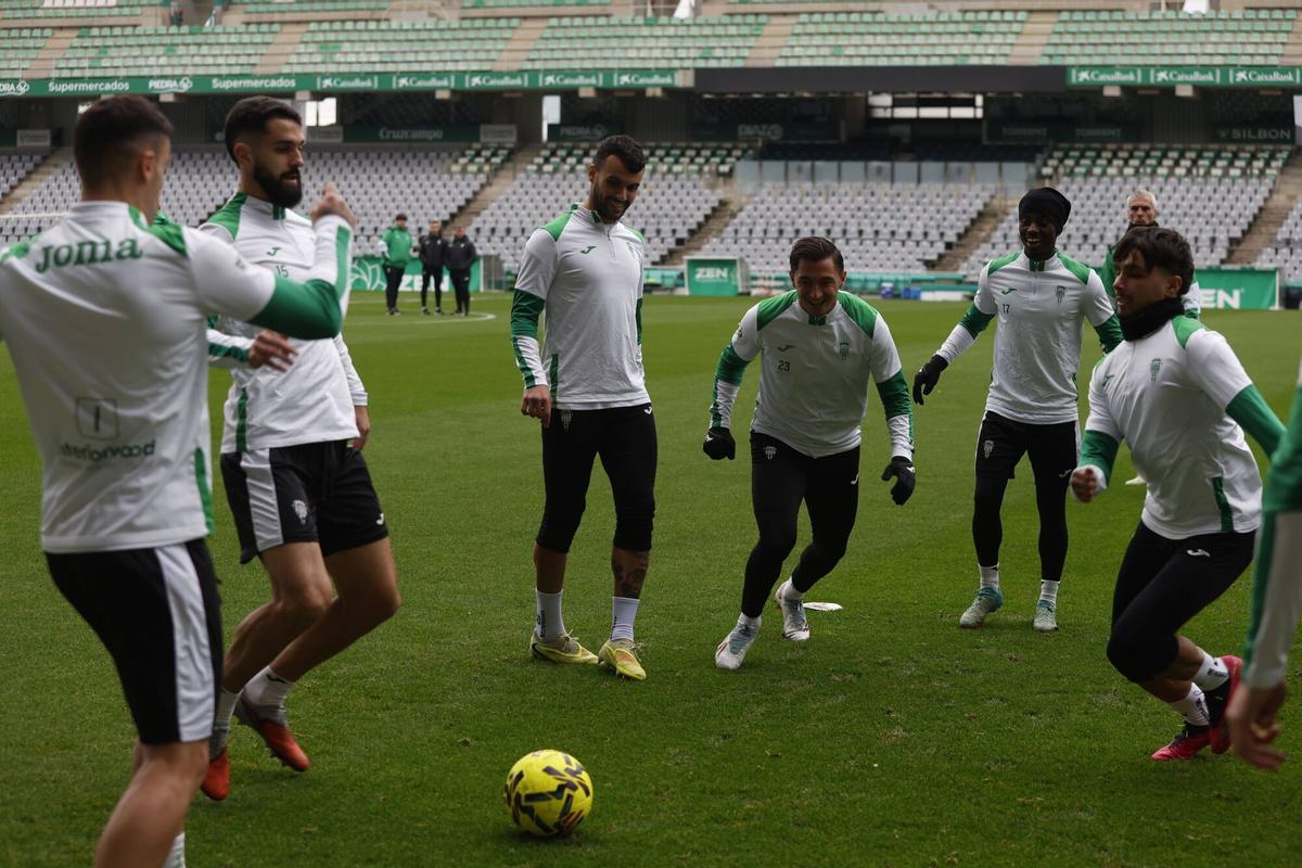 Los futbolistas del Córdoba CF, en un rondo durante la sesión a puerta abierta del pasado jueves.