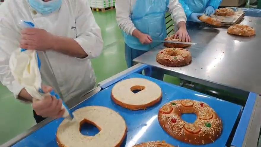 Dentro del mayor obrador de roscones artesanales: 30.000 llegarán a Galicia