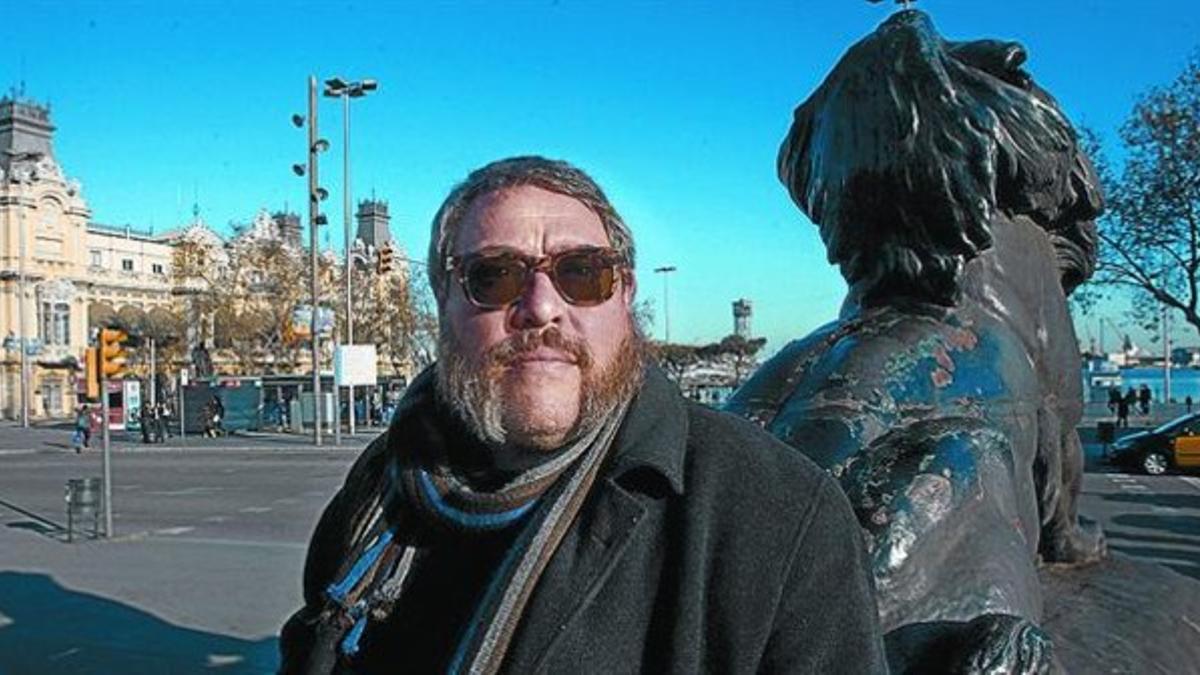 El escritor Xavier Theros, ayer, en la plaza del Portal de la Pau, junto al puerto.