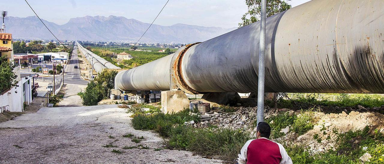 Tubos del trasvase Tajo-Segura a su paso por la Vega Baja, dentro del término municipal de Orihuela.