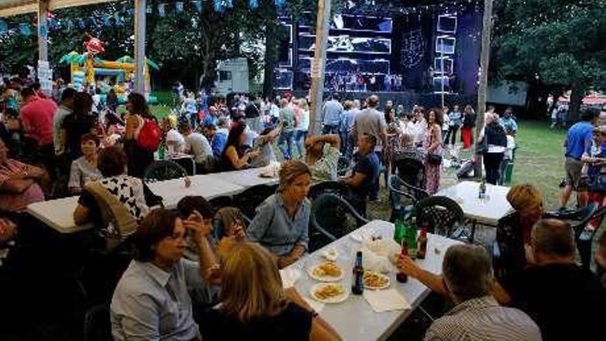 Vecinos de Granda en una barraca festiva.