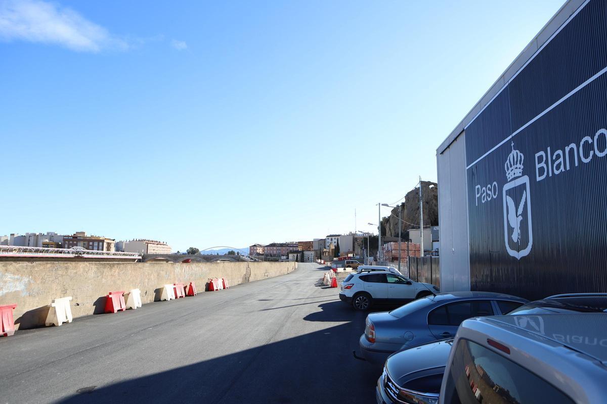 Entrada a la nave del Paso Blanco desde el camino en obras.