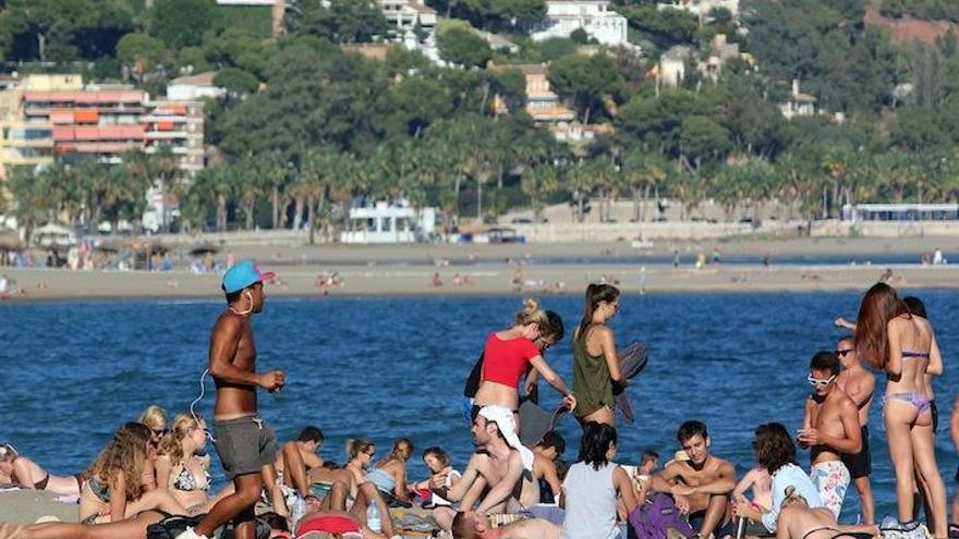 Bañistas en una playa de la capital malagueña.