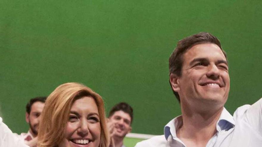 Pedro Sánchez y Susana Díaz sonríen al finalizar su único mitin juntos.