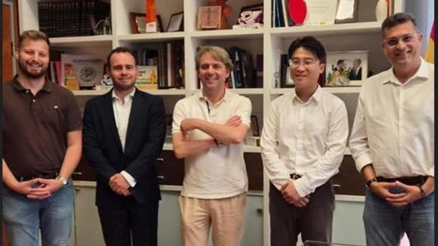 El alcalde Juan Ramón Adsuara (1º por la dercha) con directivos del nuevo concesionario.
