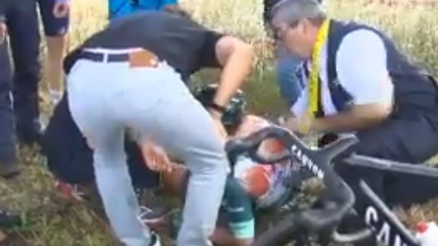 ¡Philipsen abandona el Tour por una durísima caída!