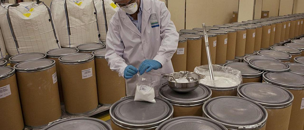 Un técnico recoge una muestra de ácido acetilsalicílico en la planta de Lada, en una imagen de archivo. | F. R.