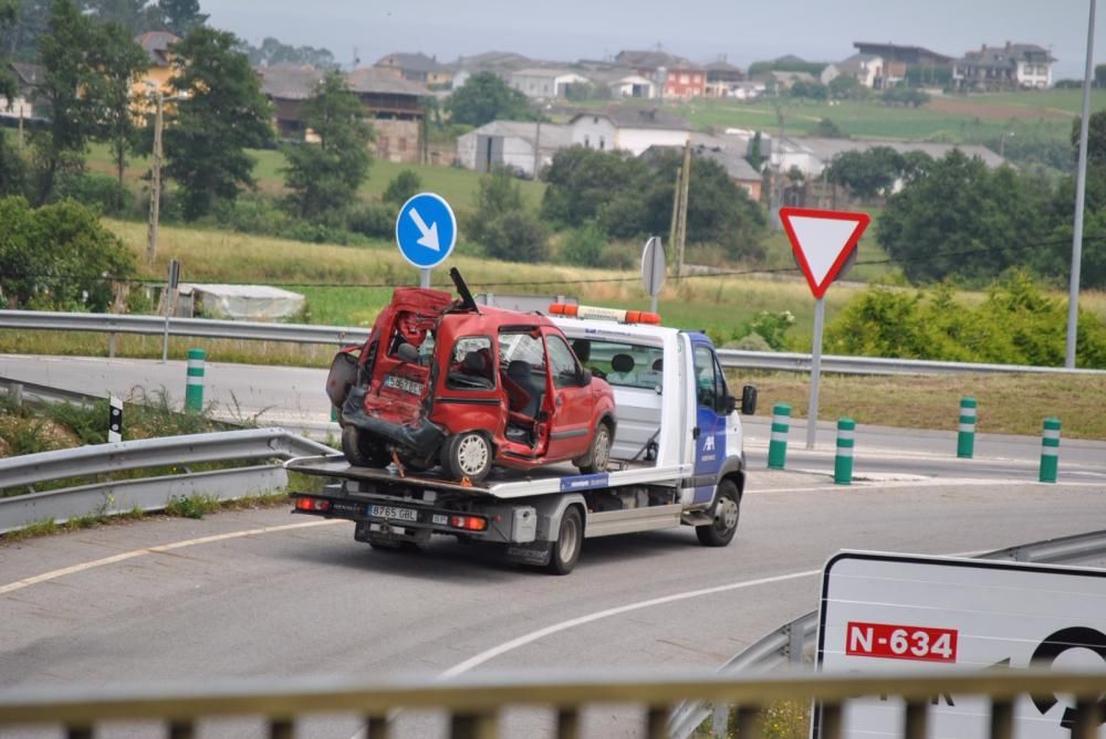 Fallece una mujer en un choque entre una furgoneta y un camión en Valdés