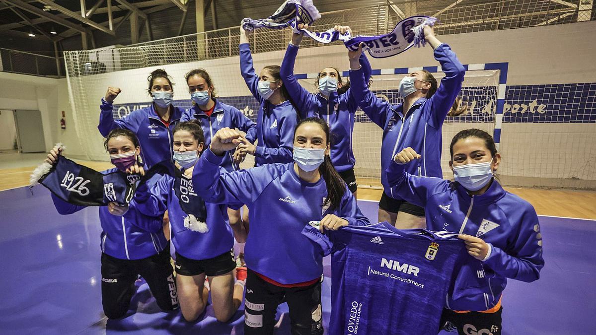 CONVENCIDAS DE GANAR LOS DOS DERBIS. El Oviedo Balonmano Femenino no solamente apoya al Real Oviedo en el derbi, sino que jugará el suyo propio casi al mismo tiempo, en su caso, en Oviedo, en el polideportivo de La Florida, a las 19 horas, ante el Balonmano Gijón. En la imagen, de pie, por la izquierda, Brenda Torres, Carmen García-Calvo, Ana González, Julia Suárez y Teresa Rodríguez; de rodillas, por la izquierda, Alba Peláez, Elsa Martín, Inés Suárez y Dahiana Sánchez. |  |   LUISMA MURIAS