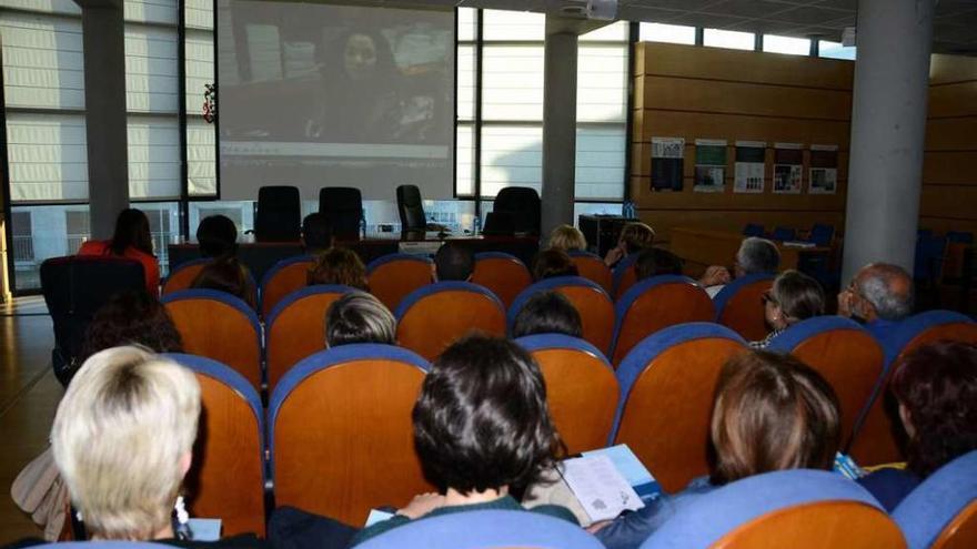 Público asistente al acto que tuvo lugar en el salón de sesiones del Concello. // Gonzalo Núñez