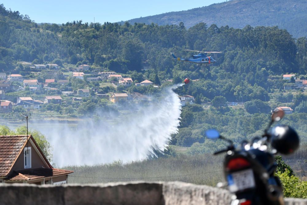 Despliegue contra un incendio cerca de casas en Lérez, Pontevedra