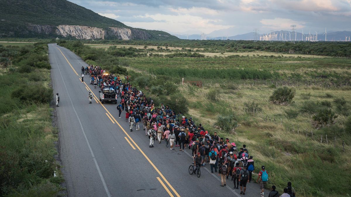 Caravana de migrantes en la carretera entre La Venta y Juchitán, escoltados por la policía mexicana