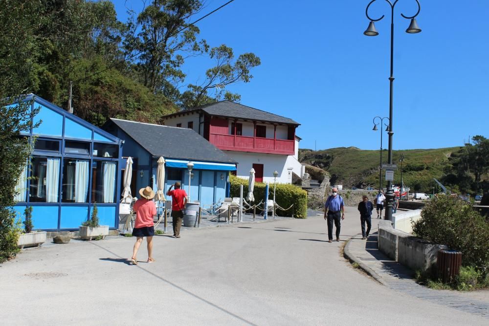 Paseantes en Viavélez tras el cierre de un restaurante por covid