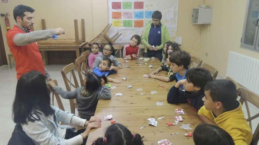 Un monitor explica una de las actividades programadas a los chavales el lunes por la tarde.