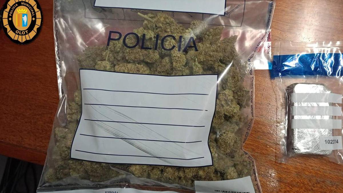 Una bossa de plàstic amb 200 grams de marihuana i un paquet amb els 100 grams d'haixix que la policia ha trobat en el cotxe d'un home a Olot