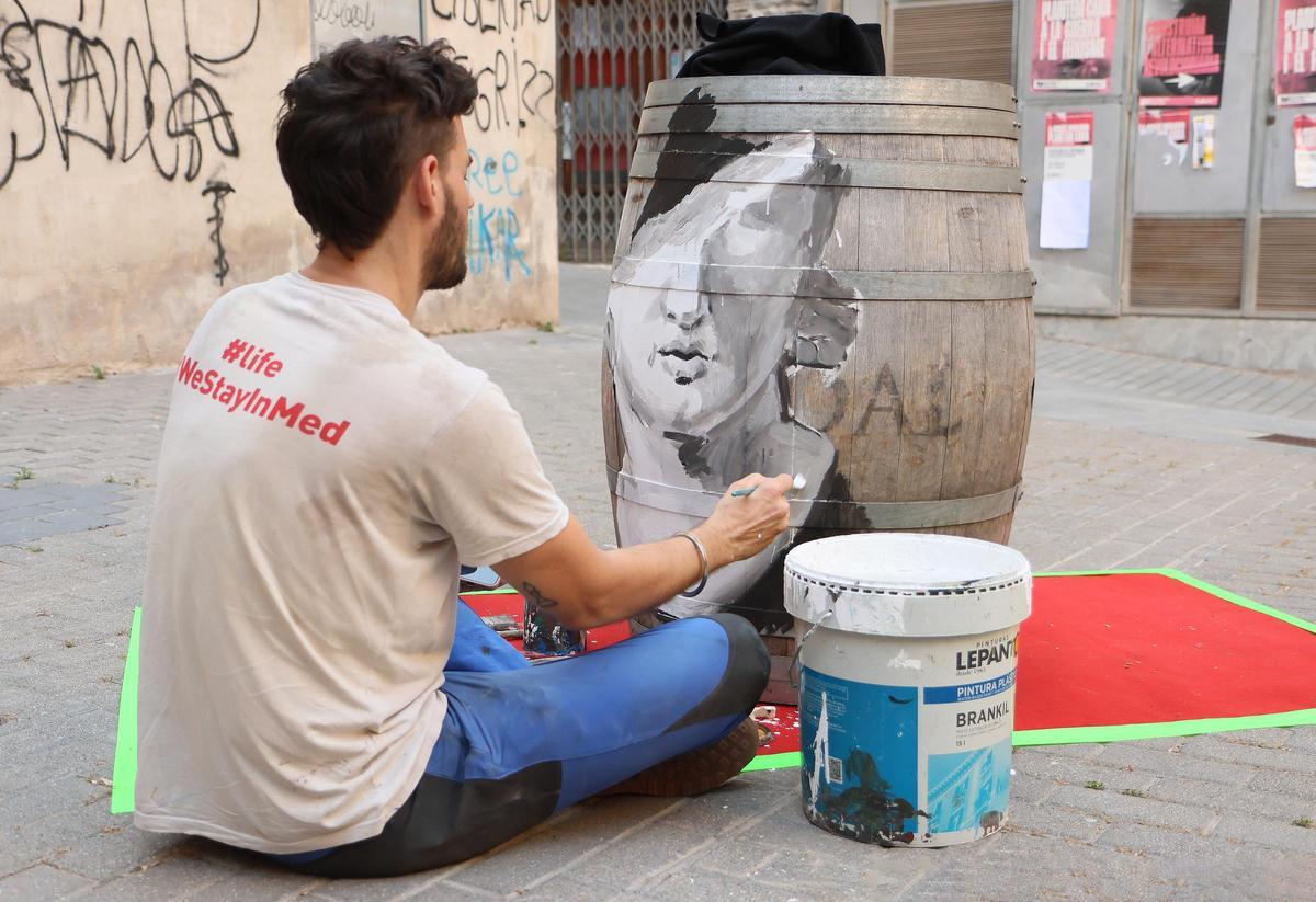 L'artista Jofre Oliveras va pintar un barril