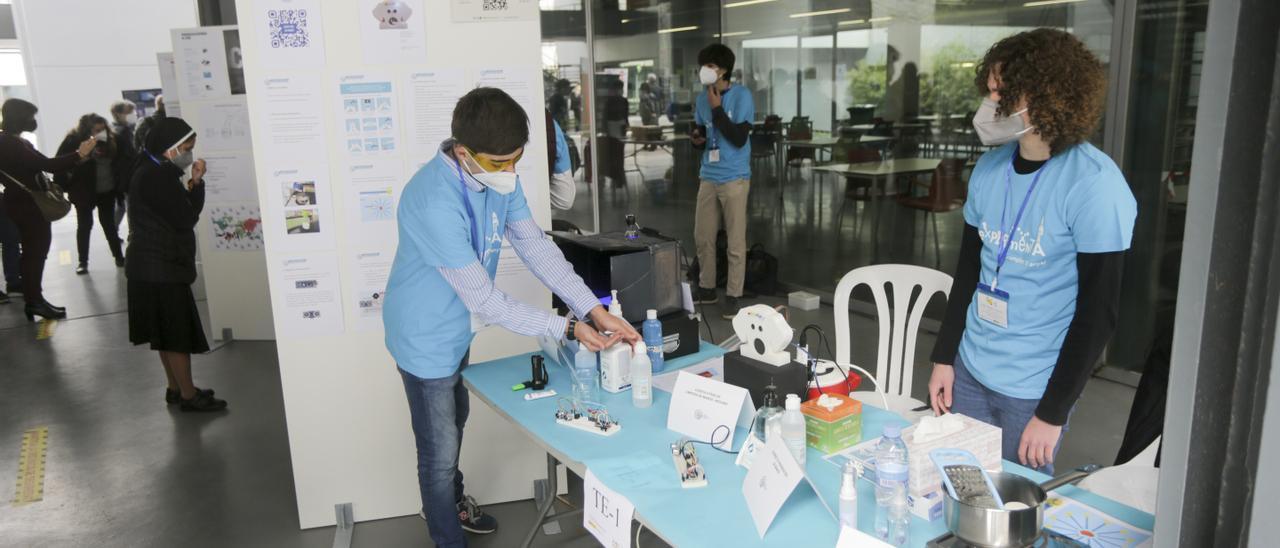 Dos estudiantes en la Fira Experimenta de la Universitat.