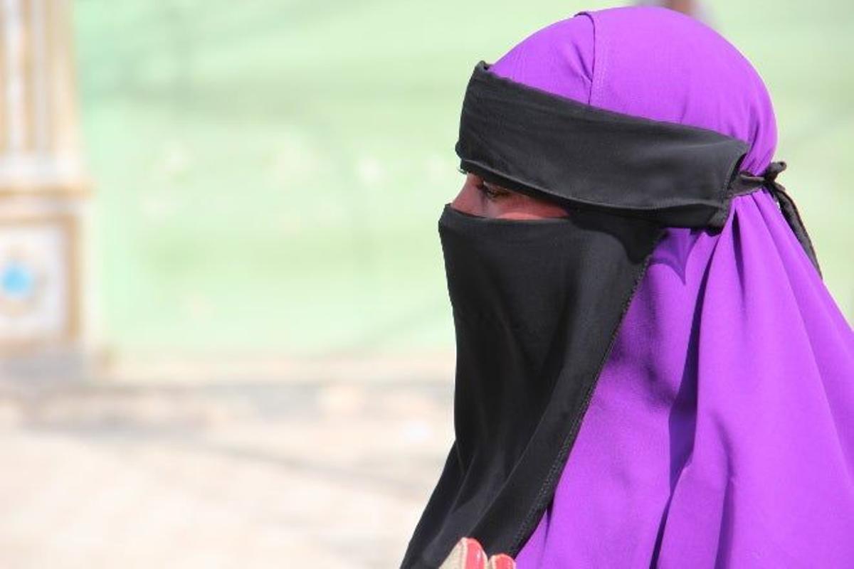El casi imposible ver una mujer que no vaya cubieerta con el velo, el hiyab o el burka.