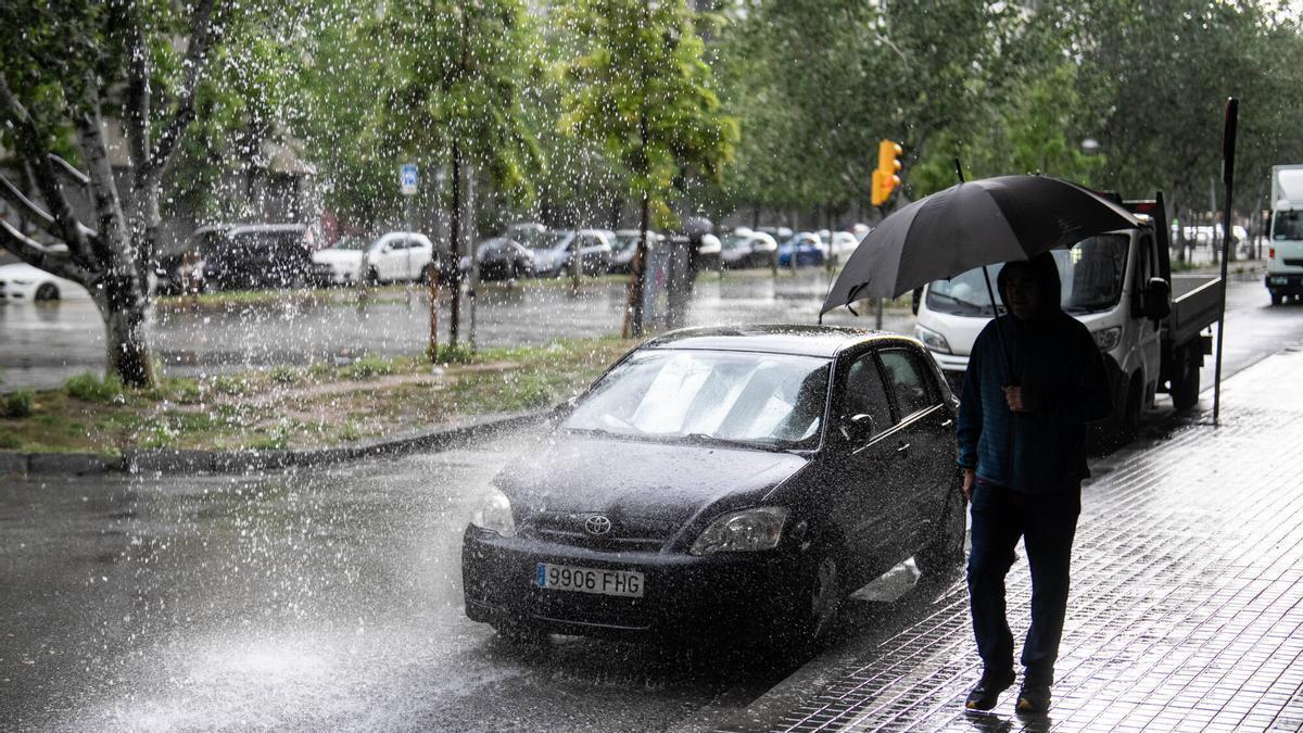 Ambiente de lluvia en la ciudad de Badalona (Barcelona).