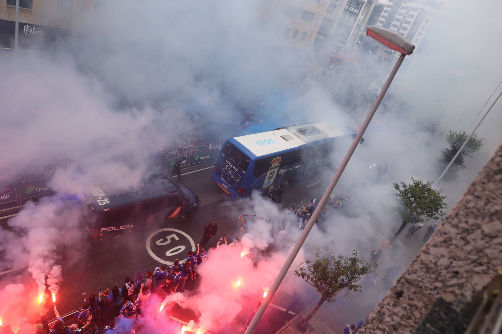 Así fue el recibimiento de la afición al Real Oviedo y toda la previa del último partido de la temporada