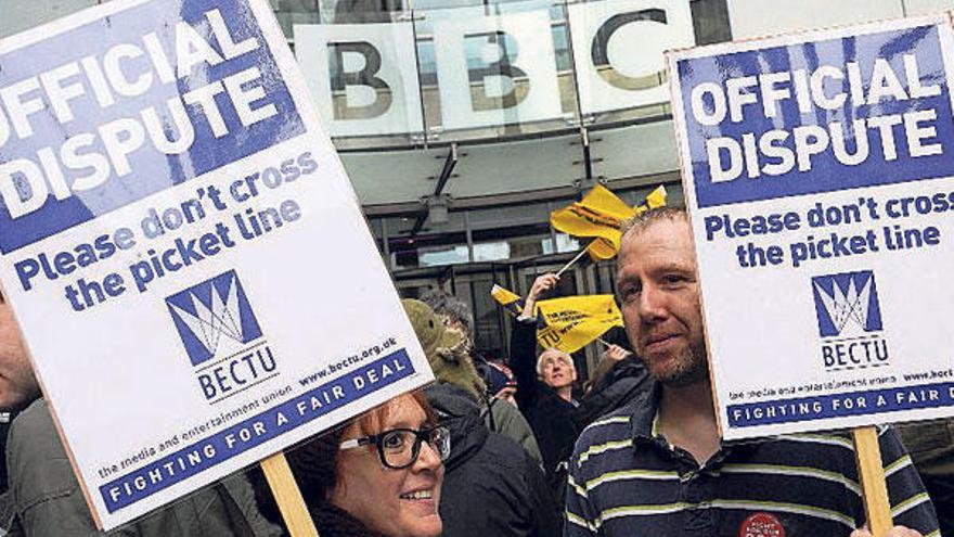 Trabajadores de la BBC portan carteles durante la huelga.  // Efe