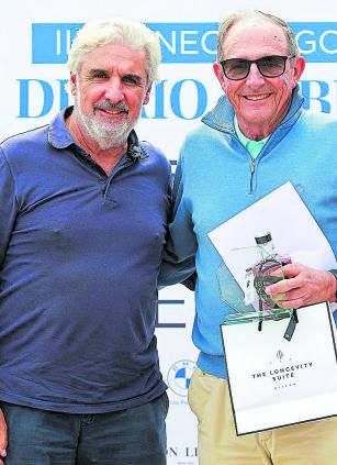 Bartolomé Tous Aguiló, vicepresidente de la Federación Balear de Golf, junto al premiado Juan Lladó.