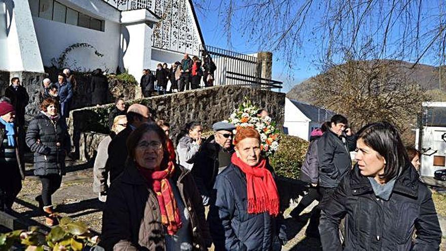 Mujeres de Ribadelago de distintas generaciones a la salida de la misa de ayer.