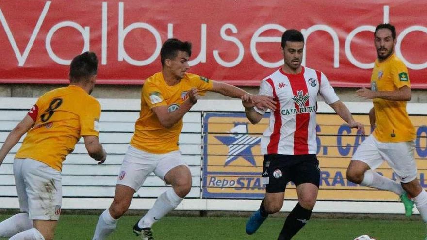 Javi Rodríguez regresó tras cinco meses, ayer en una pùgna de balón con Barbero.