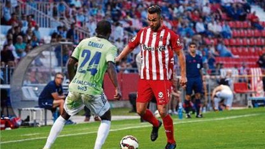 Eloi Amagat encara Camille durant un moment de la segona part del partit contra el Ponferradina.