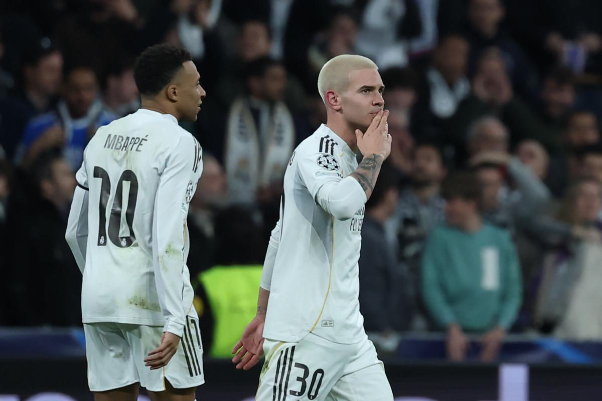 El delantero argentino del Real Madrid Franco Mastantuono celebra su gol, tercero del equipo blanco, durante el encuentro primera ronda de Liga de Campeones que Real Madrid y AS Mónaco.