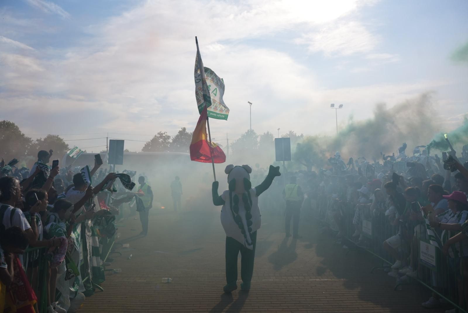Así recibió la afición del Córdoba CF al autobús del equipo en El Arenal