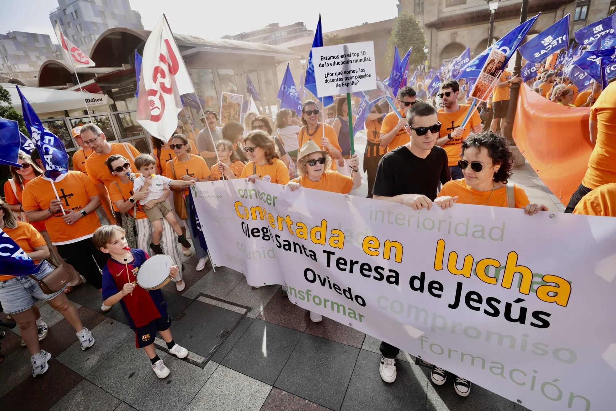 EN IMÁGENES | La marea naranja de profesores inunda Oviedo: manifestación de la escuela concertada