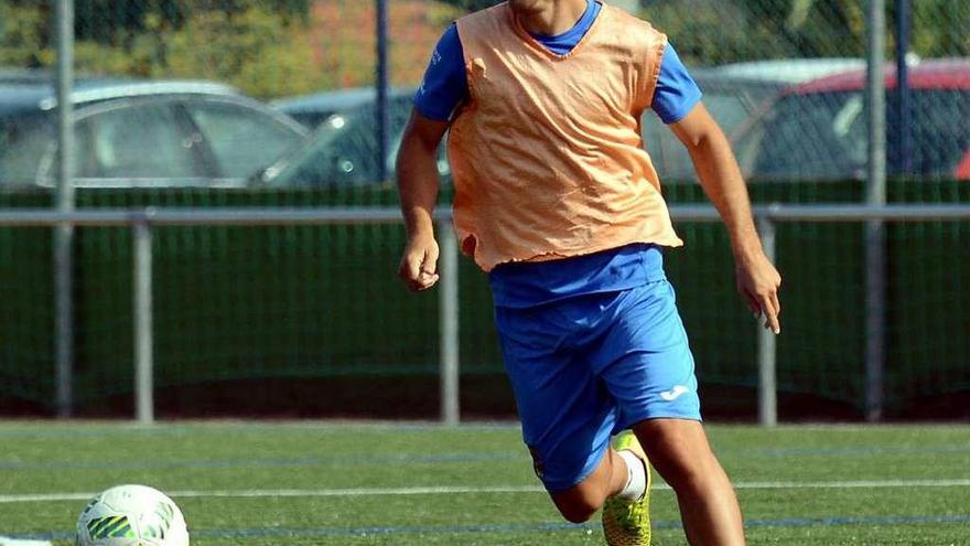 David Añón conduce el balón en un entrenamiento en Príncipe Felipe. // Rafa Vázquez