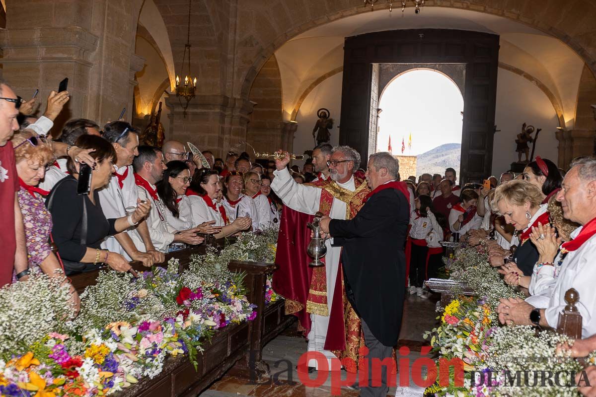 Bandeja de flores y ritual de la bendición del vino en las Fiestas de Caravaca